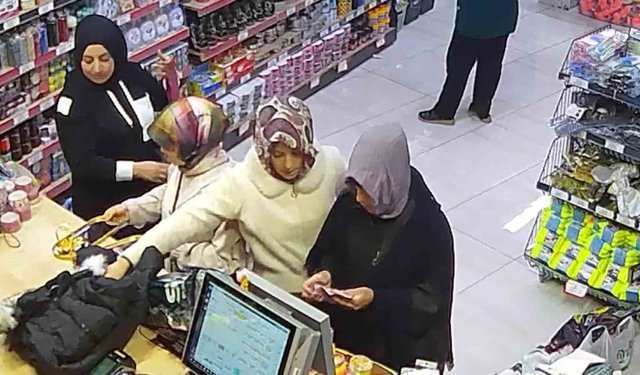 Teyze ve yeğenin çaldığı parayla alışveriş yaptığı anlar görüntülendi