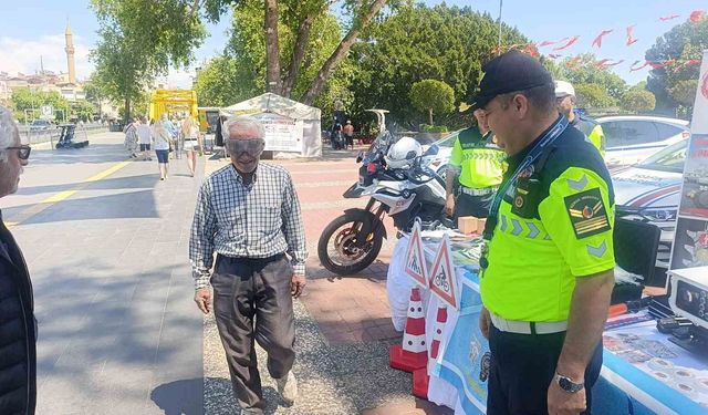 Trafik Haftası etkinliklerinde kurallara uyan 3 sürücüye plaket verildi