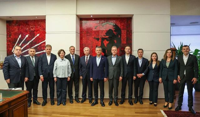 CHP'li Başkanlar Kılıçdaroğlu'nu tanımadı: Özgür Özel'e tam destek