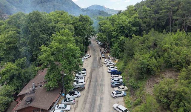 Adana Kozan'da mesire alanları doldu, mangal dumanları gökyüzüne yükseldi