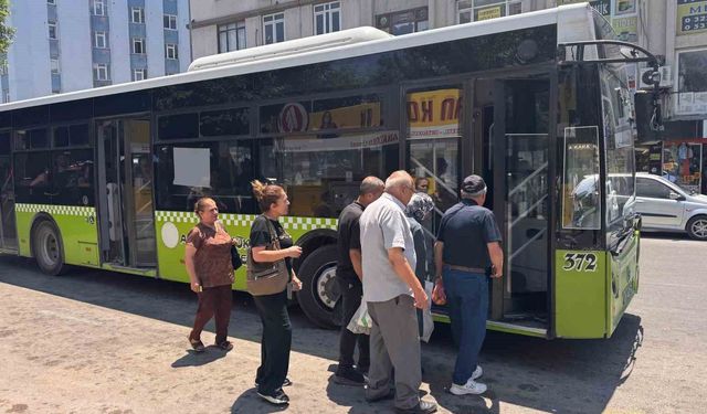 Adana'da bunaltan sıcaklarda dolmuş çilesi: 'Klimayı aç diyoruz, kapıları açıyorlar'