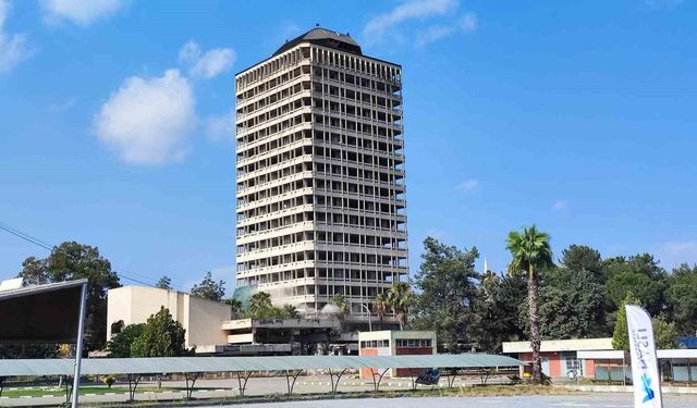 Adana'da depremde hasar gören 16 katlı Çukobirlik binası dinamitle yıkıldı