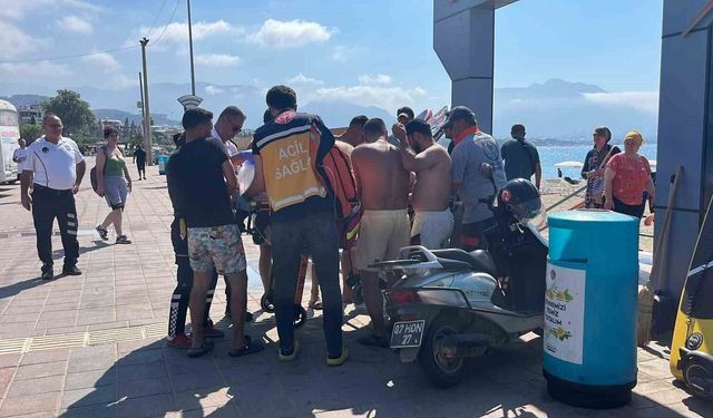 Alanya'da denizde boğulma tehlikesi geçiren yaşlı adam hastaneye kaldırıldı