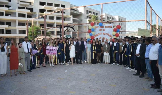Başkan Yapar, gençlerin mezuniyet coşkusuna ortak oldu