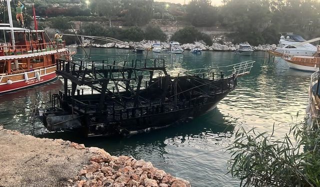 Silifke'de Sahildeki Tekneler Alev Alev Yandı