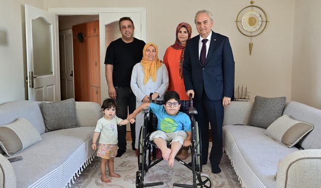 Doğuştan engelli Kerem'in karne mutluluğu tekerlekli sandalye ile taçlandı