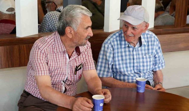 Emeklilere ücretsiz çay ve su ikramıyla kütüphane imkanı