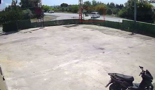Hafif ticari araca ok gibi saplanan motosikletteki 2 kişi metrelerce havaya uçtu