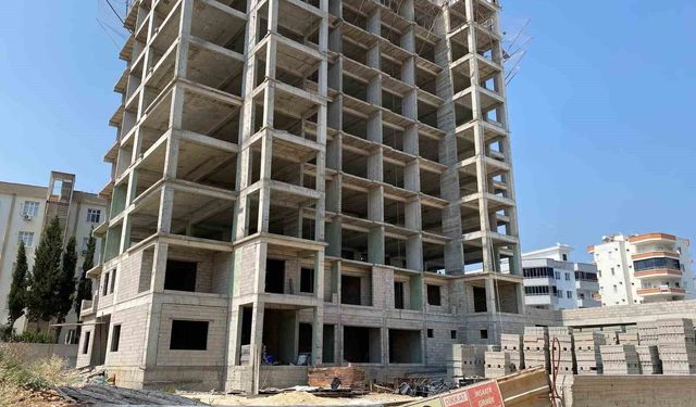 Erdemli'de 10. Kattan Düşen İşçi Can Verdi
