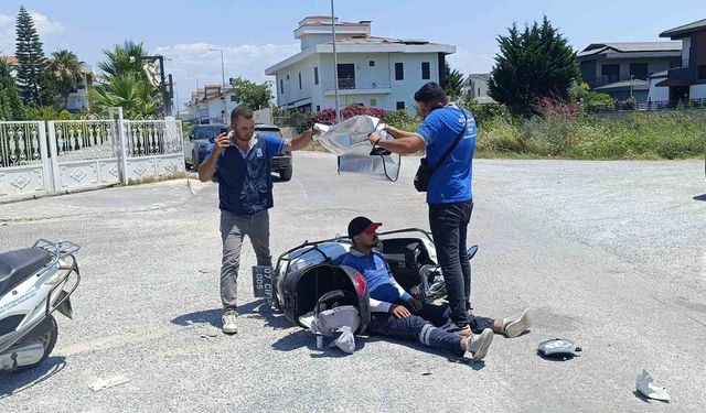Kaza yapan mesai arkadaşlarını güneşten korumaya çalıştılar
