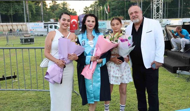 Kızının kanseri yendiği gün üniversiteden dereceyle mezun oldu
