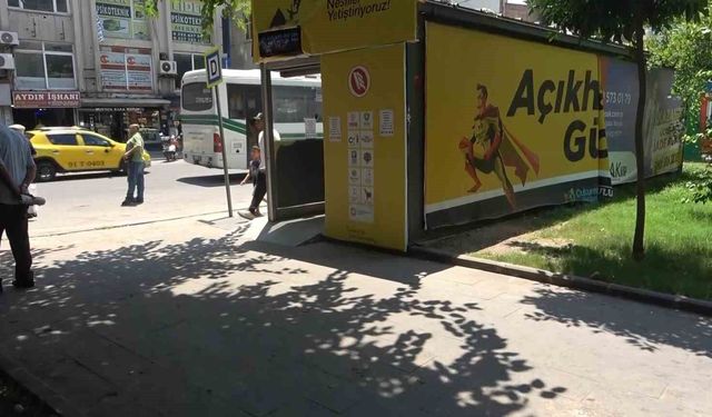 Klimalı duraklar devre dışı bırakıldı, vatandaş gölgeye sığındı