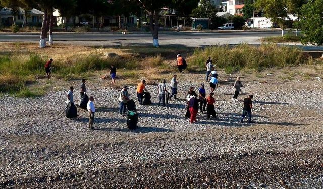 Mersin'de gençlerden alkışlanacak hareket: Sahili temizlediler
