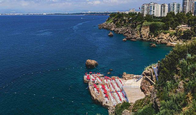 Muratpaşa'nın mavi bayraklı plajlarında yaz keyfi