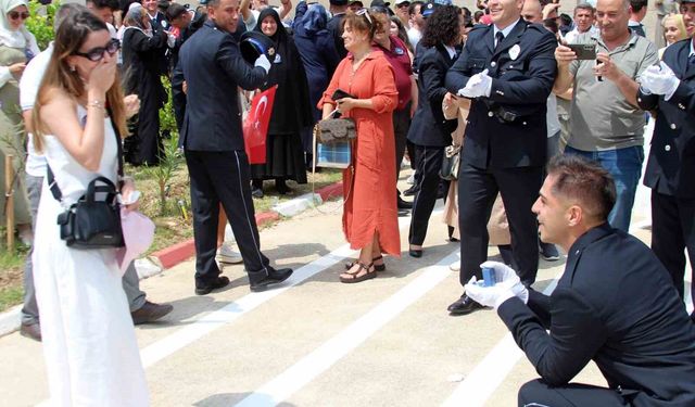 Polis yemin töreninin ardından sürpriz evlilik teklifi