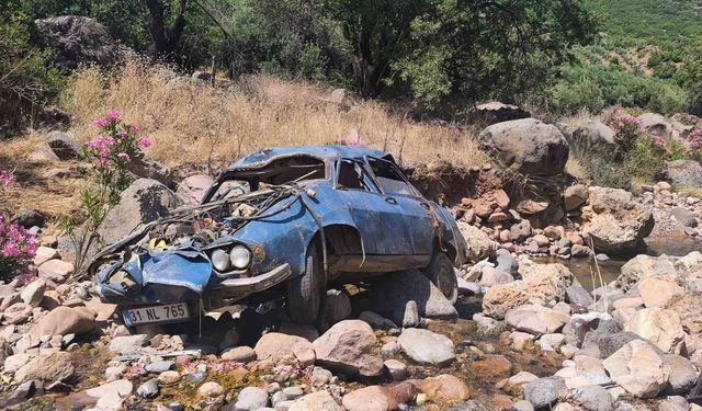 Uçurumdan yuvarlanarak hurdaya dönen otomobilin sürücüsü yaralandı