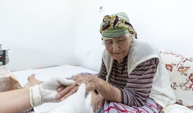 Mersin'de Evde Bakım Ekipleri Uzakları Yakın Ediyor