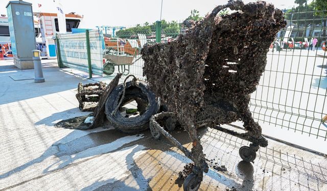 Mersin’de Deniz Tabanından Çıkan Atıklar Görenleri Şaşırttı