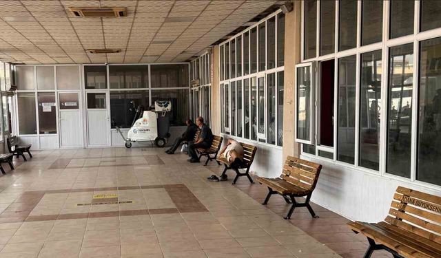 Adana sıcağı otogarda çileye dönüştü, vatandaş isyan etti