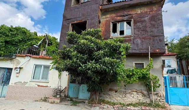 Can güvenliğini tehdit eden bina kontrollü şekilde yıkıldı