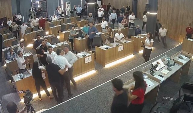Toroslar Belediyesi Meclisi'ndeki gerginliğin görüntüleri ortaya çıktı