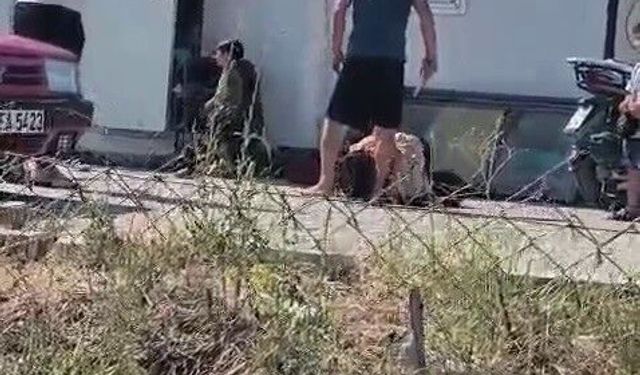 Dehşete düşüren görüntü: Karısını evlatlarının gözü önünde bıçakla yere yatırıp hunharca dövdü