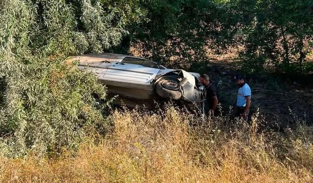 Hafif ticari araç kontrolden çıkıp tarlaya uçtu: 3 yaralı