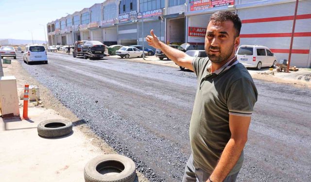 İlçe belediyesinin sorumluluğundaki yollar esnafın mağduriyeti üzerine Kahramanmaraş Büyükşehir Belediyesi tarafından yapılıyor