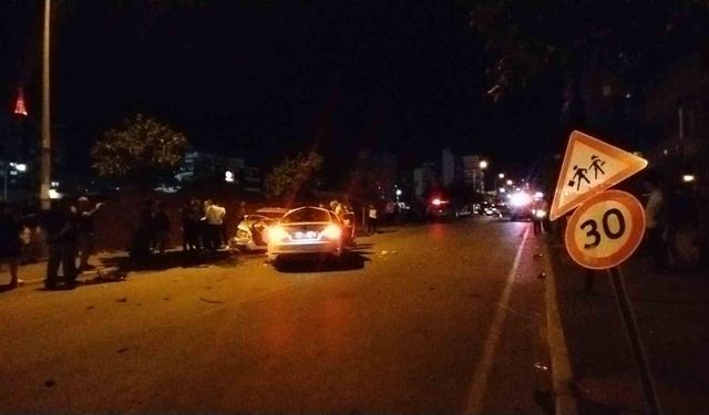 Kavşakta feci kaza: 3 otomobil hurdaya döndü, 7 kişi yaralandı