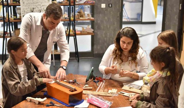 Kepez'de çocuklar yazı bilimle geçiriyor