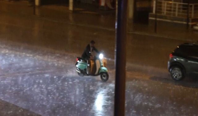 Kozan'da aniden bastıran sağanak sürücülere zor anlar yaşattı