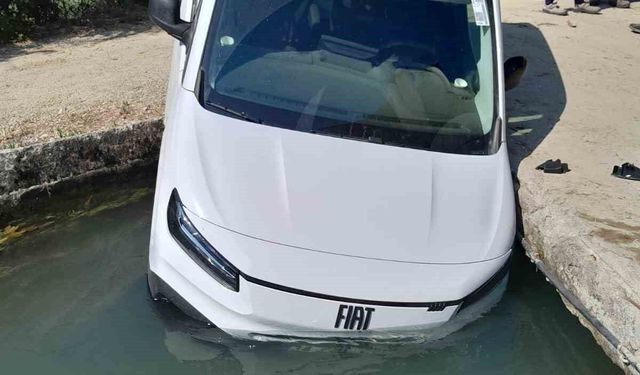 Manavgat'ta hafif ticari araç sulama kanalına düştü