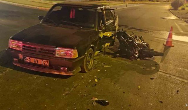 Manavgat'ta otomobil ile çarpışan motosikletteki 2 kişi yaralandı