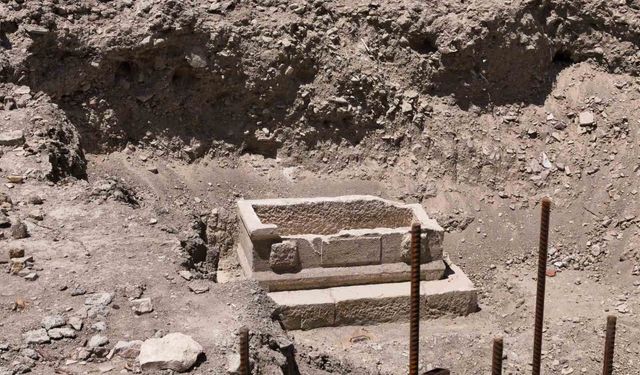 Mersin'de sağlık ocağı inşaatı çevre düzenlemesinde lahit çıktı
