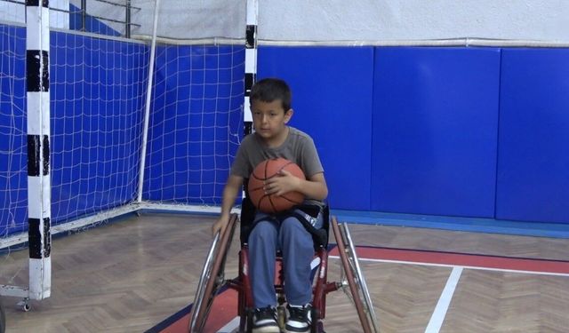 Osmaniye'de tecrübeli basketbolcular, geleceğin yıldızlarına yol gösteriyor
