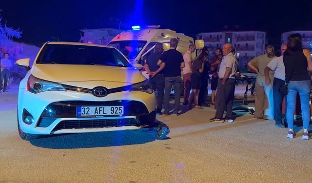 Otomobille çarpışan motosiklet kontrolden çıkınca yol kenarındaki çocuğa çarptı