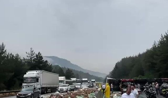 Pozantı-Adana istikameti tır devrilmesi nedeniyle trafiğe kapandı