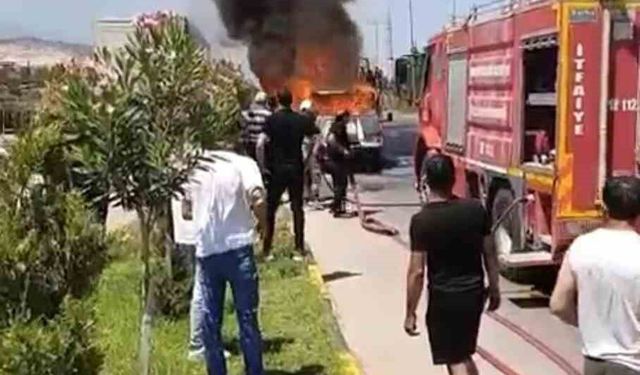 Seyir halindeki pikap alevlere teslim oldu