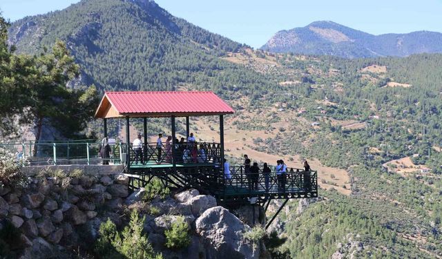 Sıcaktan bunalan Adanalılar, 800 rakımdaki cam seyir terasına akın etti