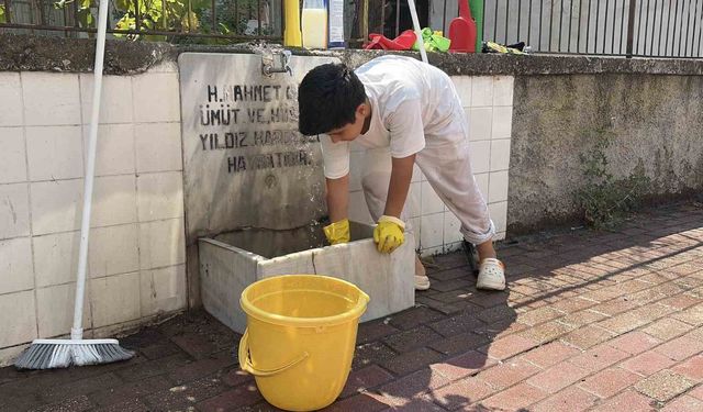 Yaşıtları oyun oynarken, O, şehit mezarlıkları ve çeşmeleri temizliyor