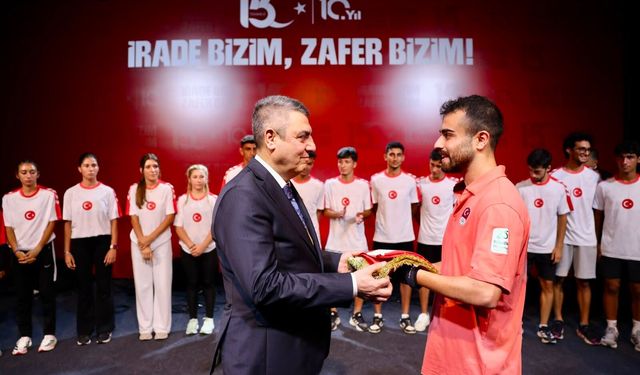 Mersin'de 15 Temmuz Demokrasi Nöbeti'ne yoğun katılım