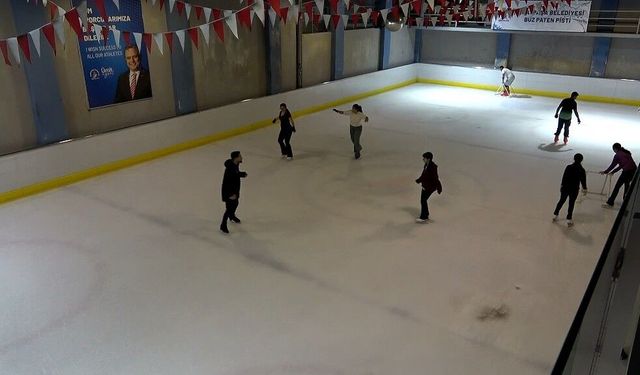 38 derece sıcaktan eksi 8 dereceye: Antalyalıların serinleme yolu buz pisti