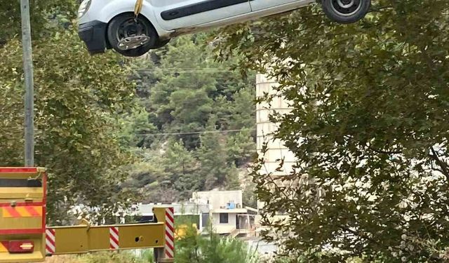 Alanya'da araç şarampole yuvarlandı: 3 yaralı