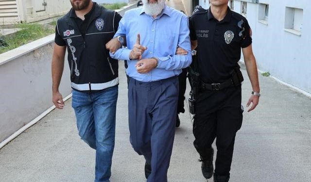 Alparslan Kuytul, kendinden habersiz hareket eden örgüt üyesinin sırtında sopa kırmış