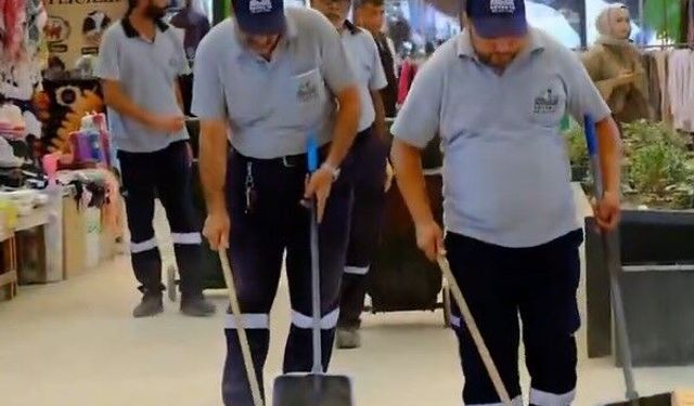Antakya Belediyesi Uzun Çarşı'da temizlik çalışması gerçekleştirdi