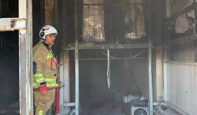 Antakya'da beyaz eşya deposunda yangın çıktı