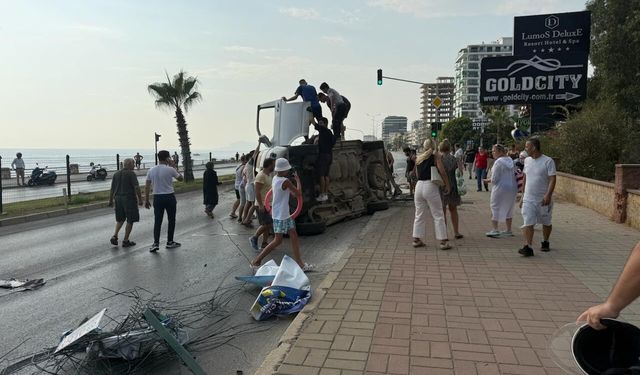 Bisiklete çarpmamak için manevra yapan araç yan yattı: 2 yaralı