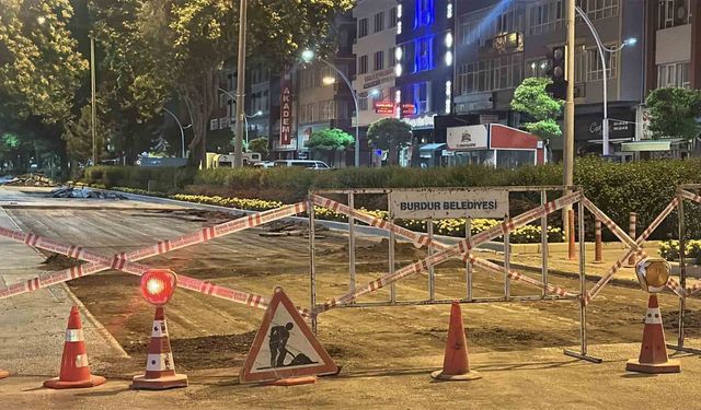 Burdur'da belediyenin gece yaptığı yol çalışması vatandaş talebiyle polis tarafından durduruldu