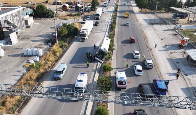 Burdur'da tur otobüsü devrildi, 34 kişi yara almadan kurtuldu