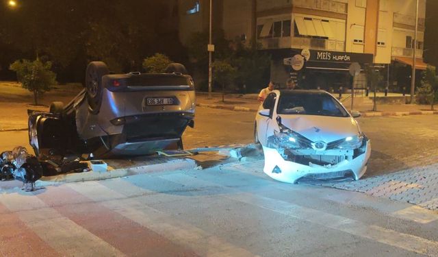 Çarpışmanın etkisiyle ters dönen otomobilden hafif yaralı çıktılar